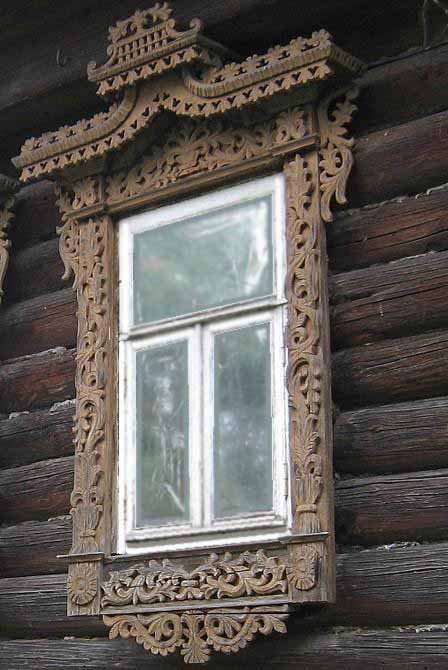 Резные наличники. Домовая резьба. Прорезная резьба. Ремонт и восстановление деревянных фасадов Старинный резной наличник с элементами растительного орнамента - рельефная резьба