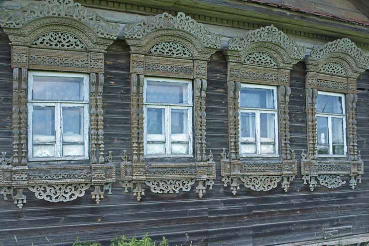 Уникальный деревянный фасад старого дома украшенный домовой резьбой