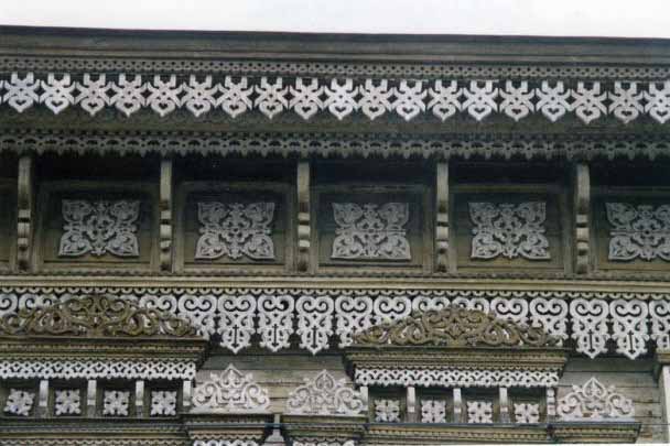 Уникальный деревянный фасад старого дома украшенный домовой резьбой