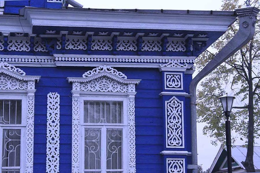Элемент отремонтированного карниза старинного дома