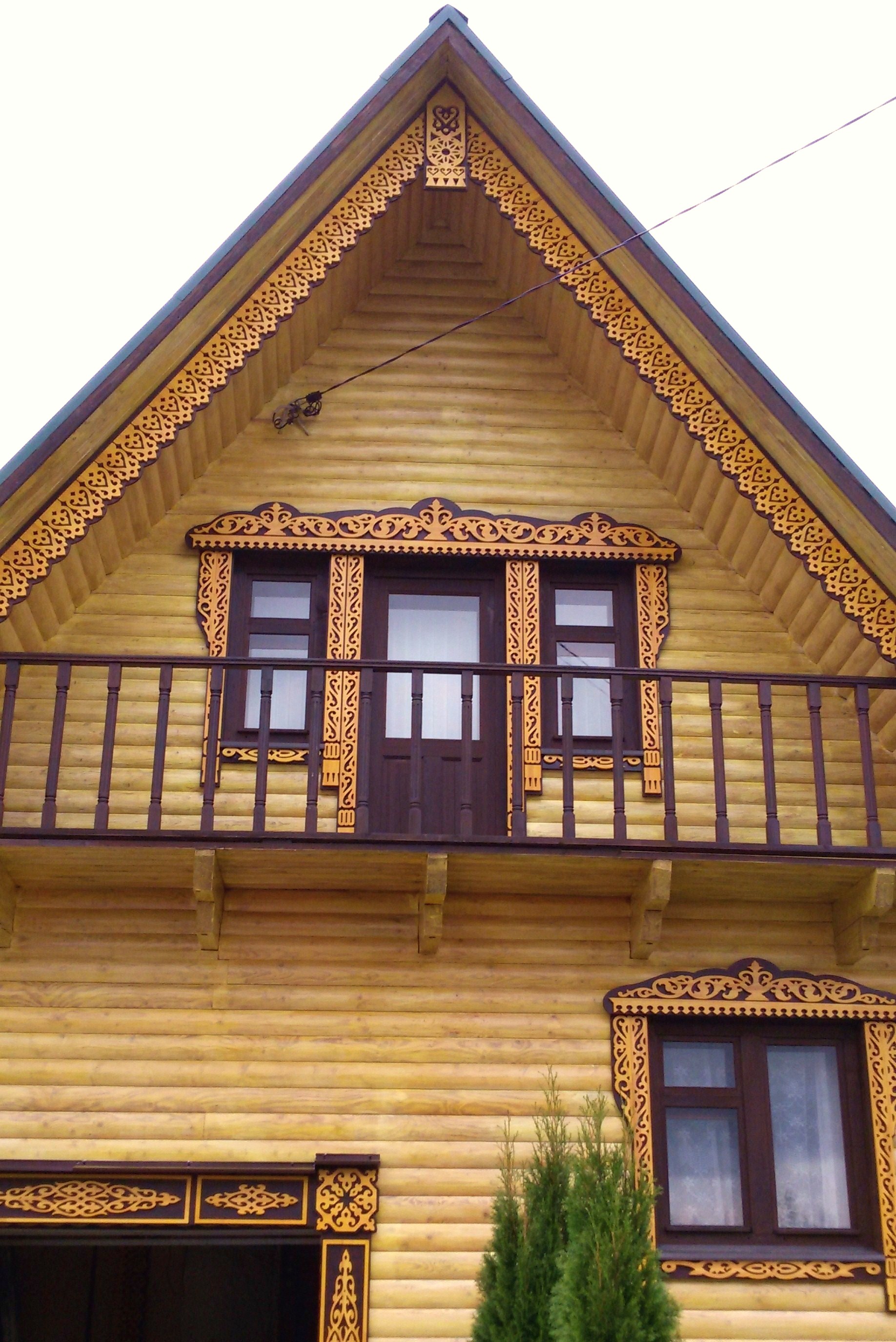 Резной наличник на три окна Трехглавый резной наличник